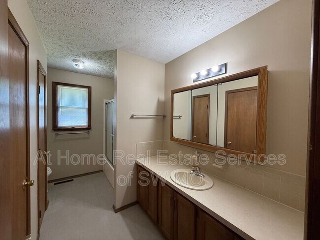 Building Photo - 103 S Cottonwood Ave