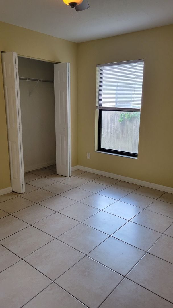 Building Photo - Annual unfurnished 2/1 half duplex in Sara...