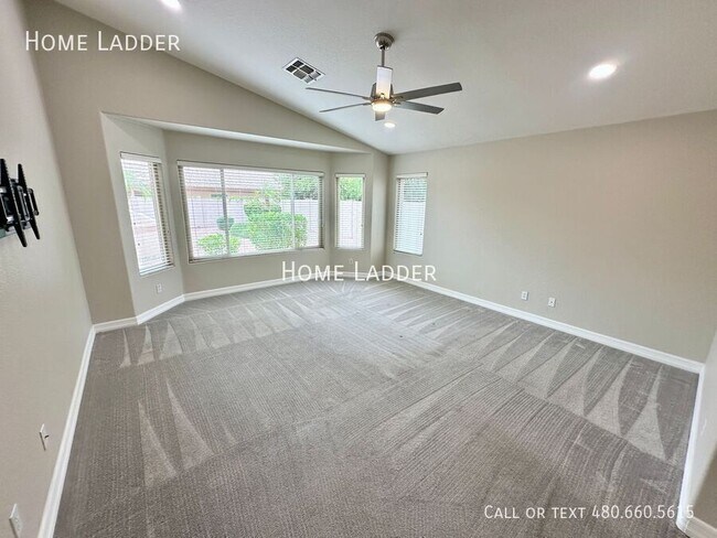 Building Photo - 9732 E Kiowa Ave