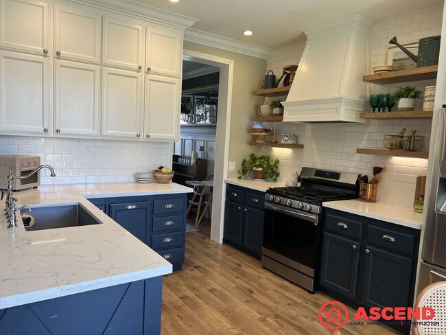 Building Photo - Darling Home in Olive Dr Area!