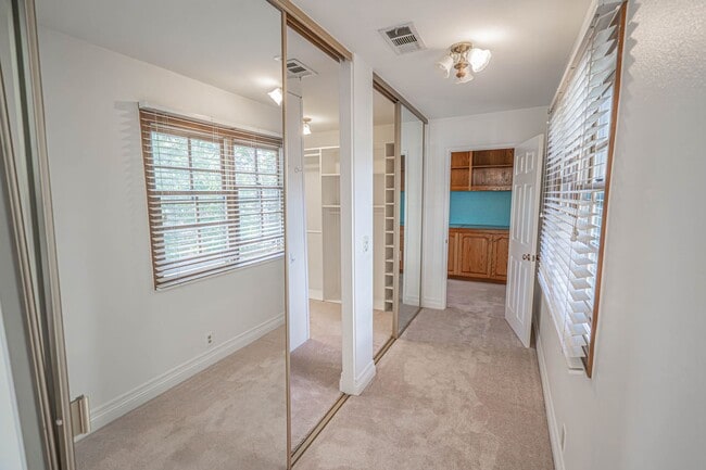 Building Photo - Old Orchard 1 - 4 Bedroom Home in Valencia!