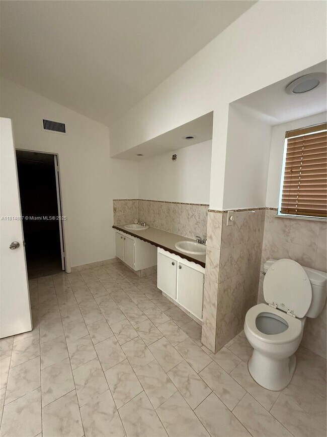 Building Photo - 541 NE 199th Ln