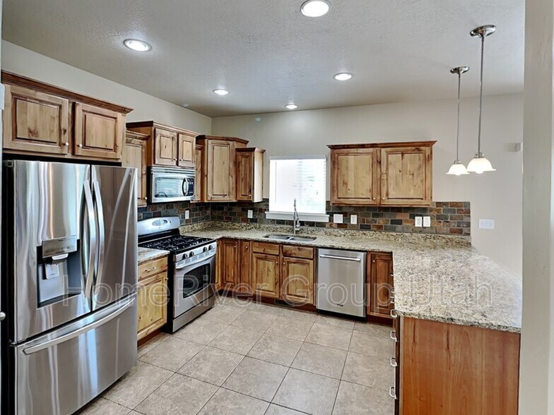 Building Photo - 10796 N La Costa