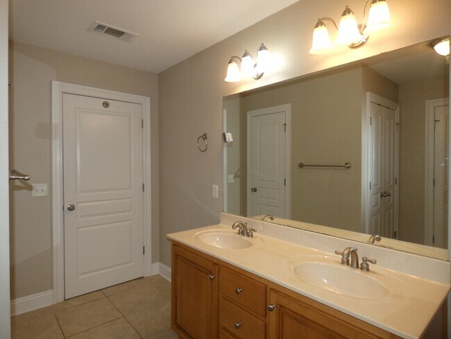 Building Photo - Marvelous Executive Pool Home in Hammersmith