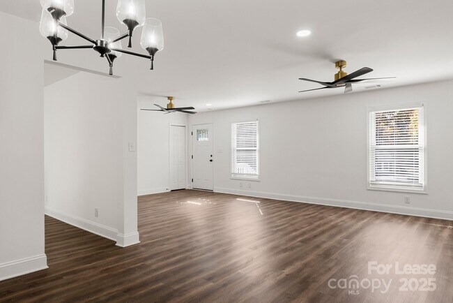 Building Photo - 815 Sharon Dr