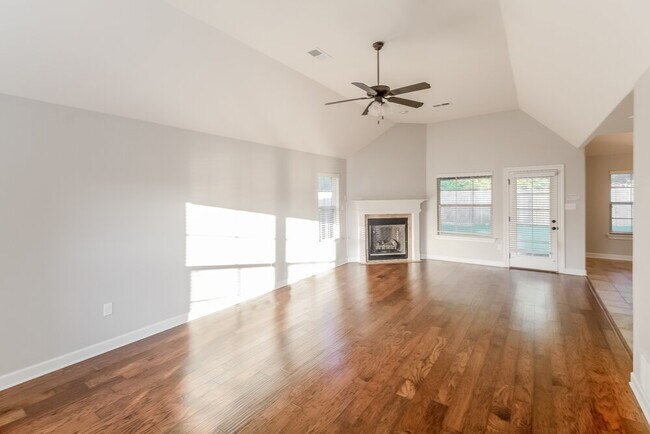 Building Photo - 6404 Rue de Paris Ln