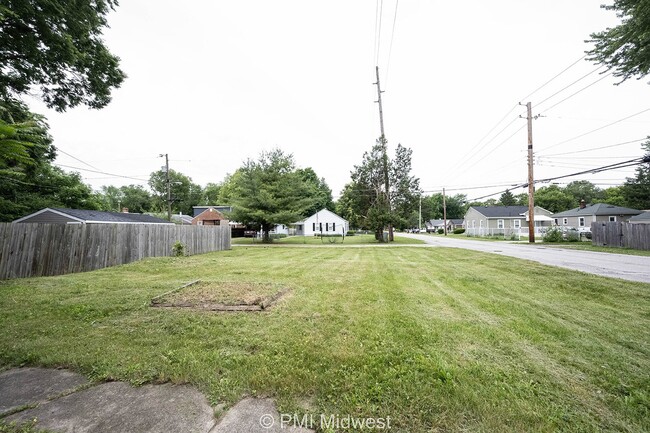 Building Photo - "Charming 2-Bedroom Home with Gleaming Har...