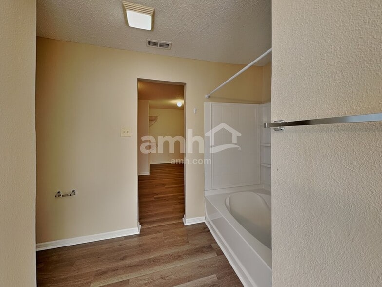 Building Photo - 10421 Parmer Cir