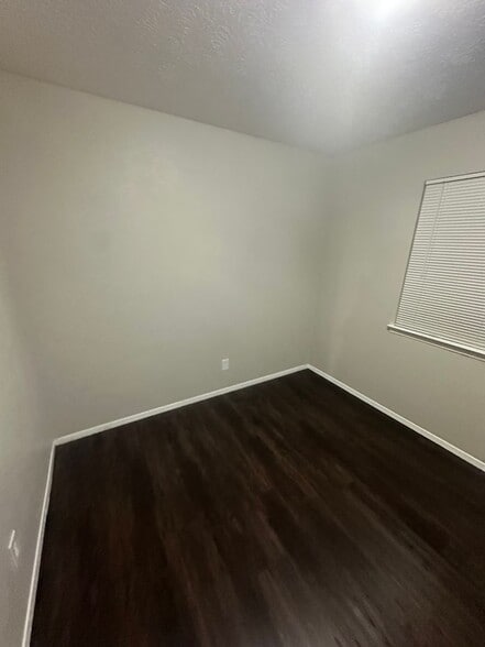 Building Photo - 667 Edgeglen Dr