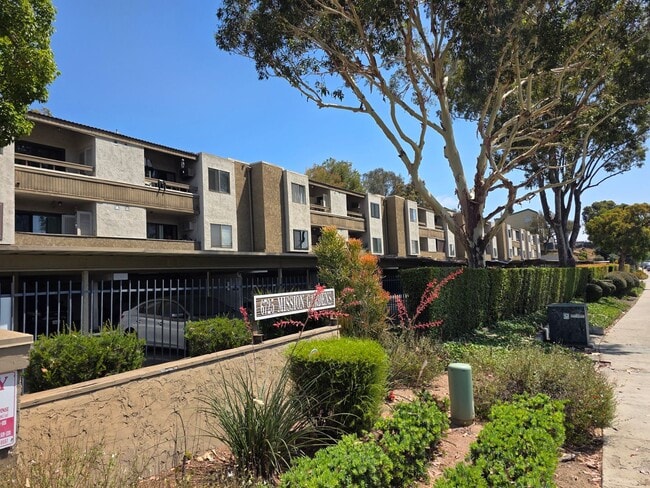 Primary Photo - Special!! Spacious 1 bedroom condo central...