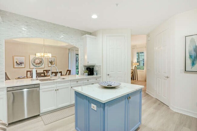 Building Photo - 2847 Tiburon Blvd E