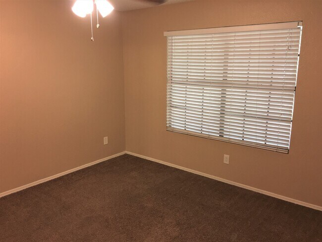 Building Photo - **MOVE-IN SPECIAL 50% OFF MOVE-IN MONTH!!!!** **BEAUTIFUL 3br/2ba TOWNHOME (ELLIOTT & ARIZONA AVE)**