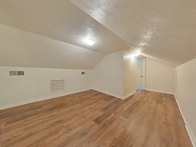 Building Photo - 239 Rainier Dr