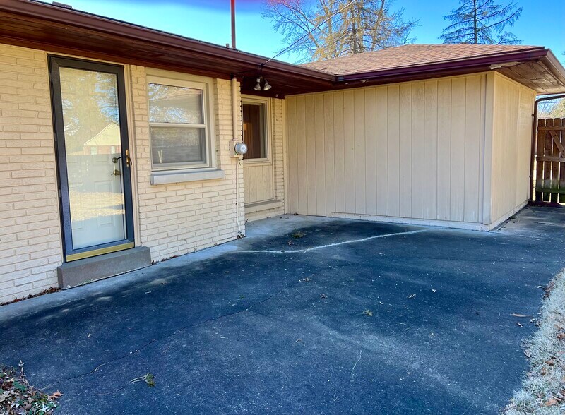 Building Photo - 6600 E Oak St