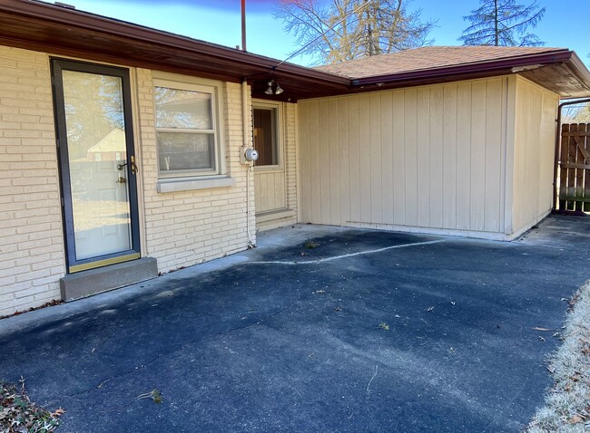 Building Photo - 6600 E Oak St