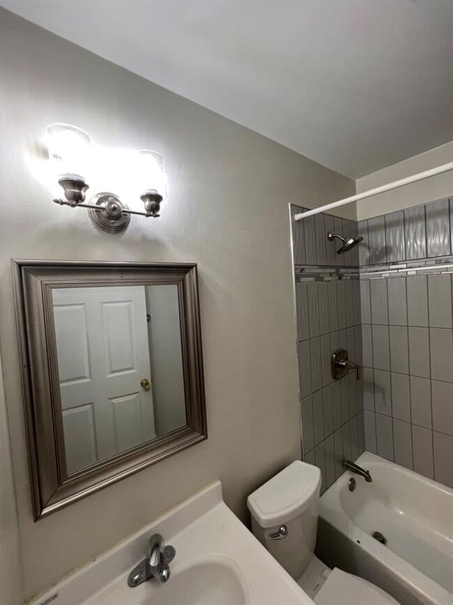 Building Photo - Home Short Drive to the Beach! MOVE IN SPECIAL!!!