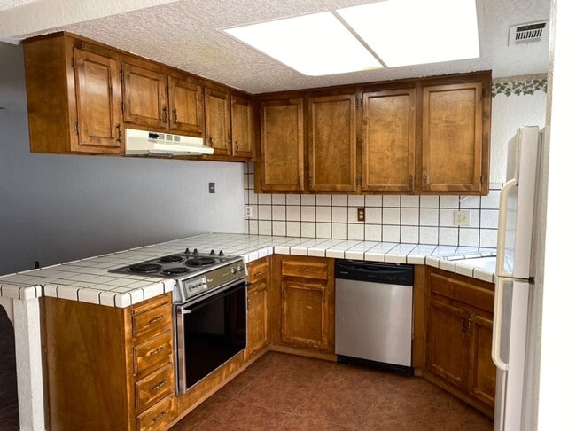 Building Photo - Large Condo near Freeway Access!