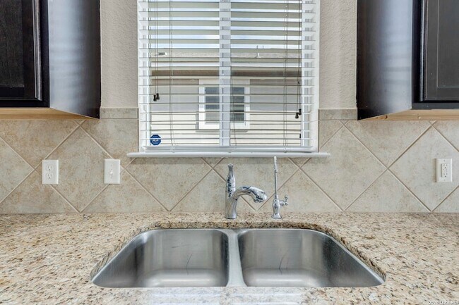 Building Photo - 322 Walnut Crest