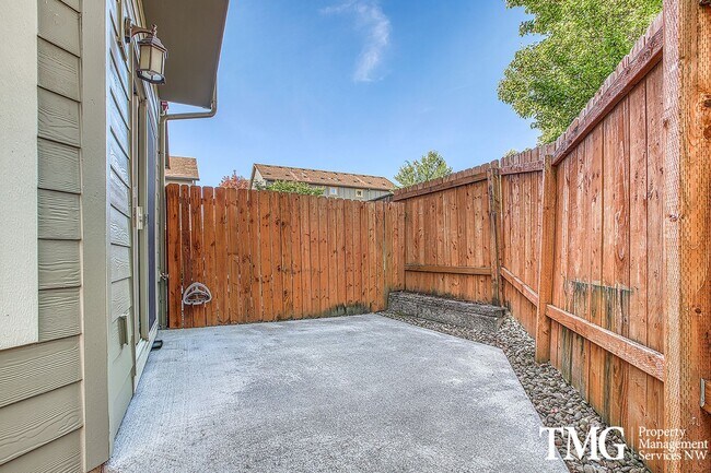 Building Photo - Contemporary 3 Bed 2.5 Bath Style Home in ...