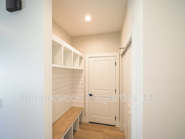 Building Photo - 933 Ansel St