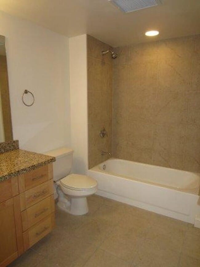 Building Photo - 2 BD / 2 BA Condo in Kakaako!