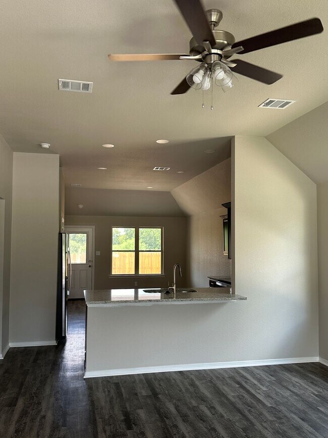 Building Photo - Bryan - 3 bedroom / 2 bath home in Bonham Trace neighborhood in North Bryan,