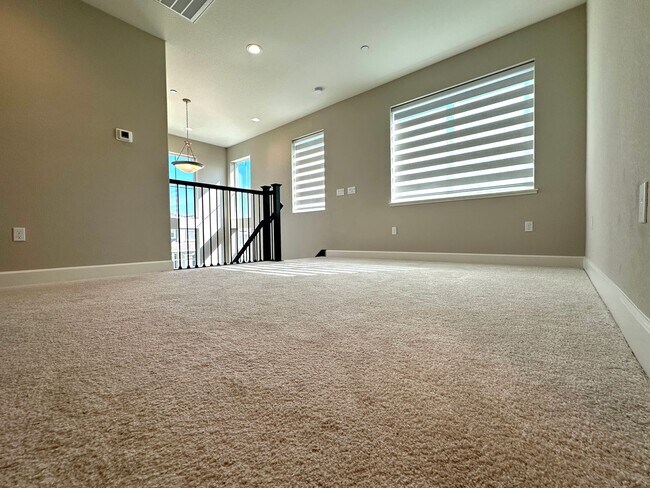 Building Photo - Beautiful Newer 5 Bedroom, 4 Bath in the h...
