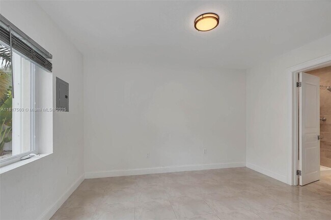 Building Photo - 1432 SW 11th St