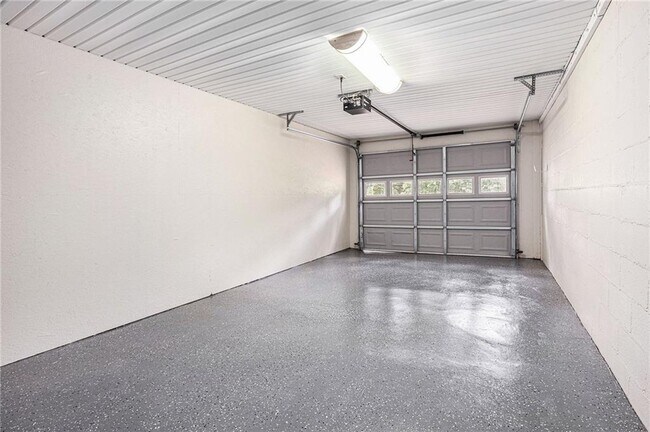 Building Photo - 1996 Briarwood Dr