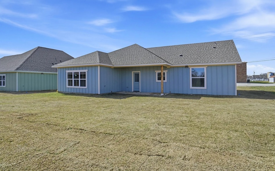 Building Photo - 307 Railroad Ave