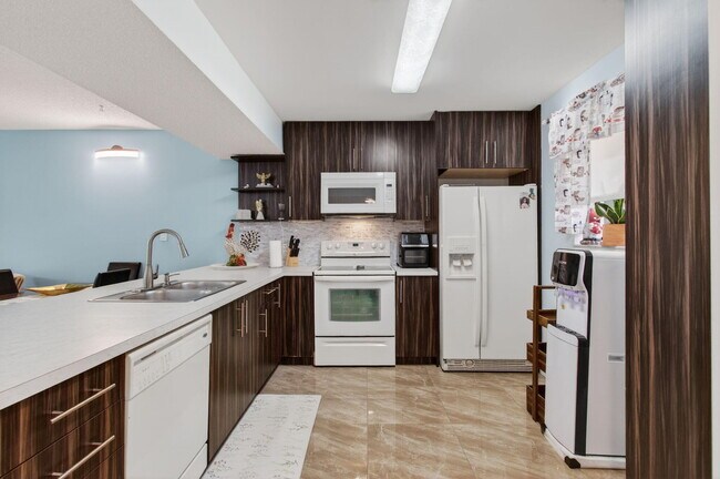 Building Photo - 5220 Las Verdes Cir