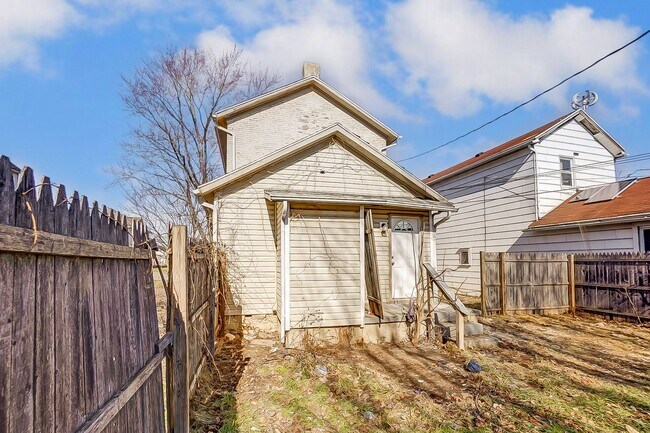 Building Photo - Four Bedroom Available in Dayton!