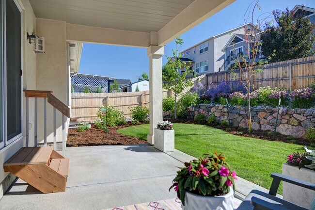 Building Photo - Beautiful "like new" home available for re...