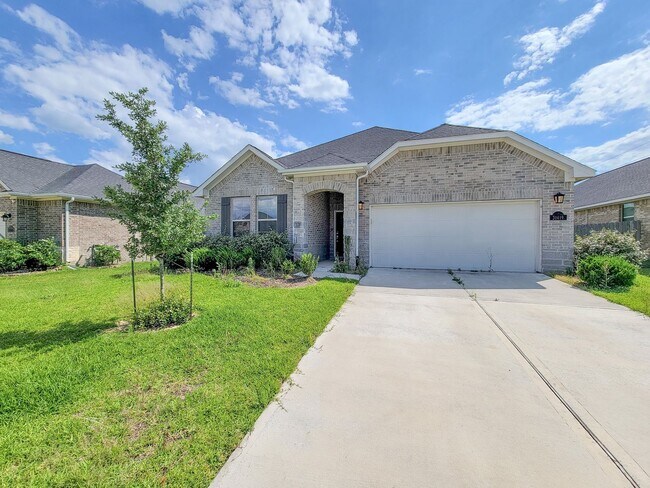 Building Photo - Quiet Cul De Sac! Tray Ceiling in Family & Primary suite. Wood Like Tile, Modern Gray Walls, Grea...