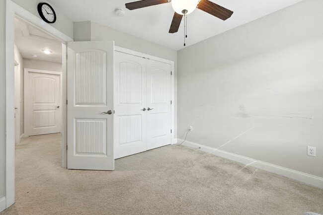 Building Photo - Immaculate Townhouse with Finished Basement
