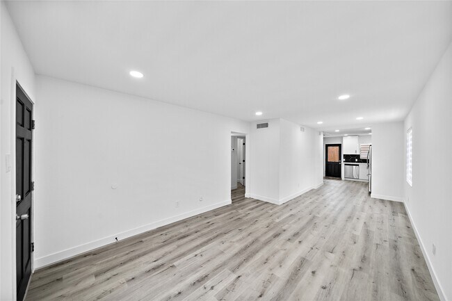 Building Photo - 1106 W Tri Oaks Ln