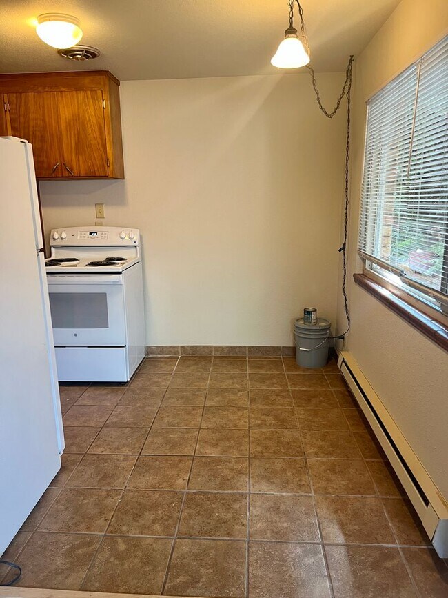 Building Photo - Cozy Ballard studio with charming kitchen & dining nook! Brand new LVP floors!
