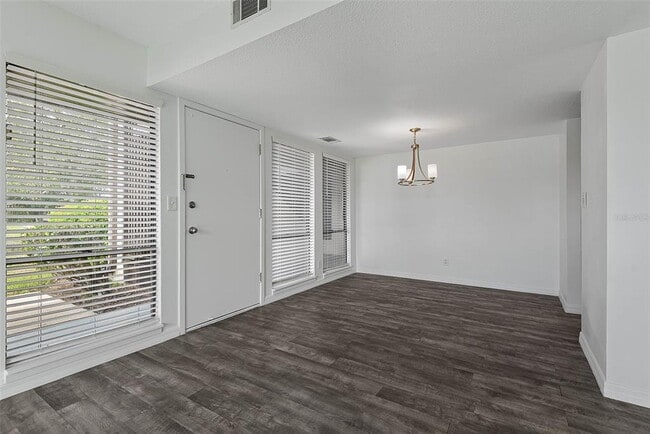 Building Photo - 60 Club House Dr