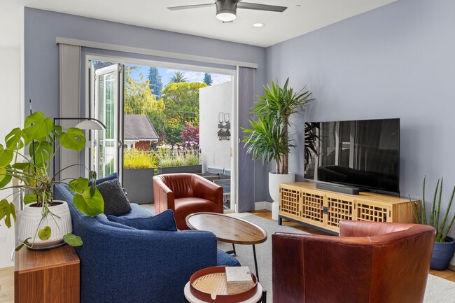 Building Photo - Modern, Stylish Furnished Townhome in Down...