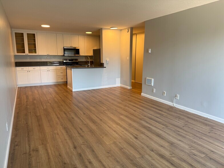 Building Photo - 960 Shorepoint Ct