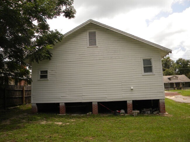 Building Photo - 1016 NE 8th Ave