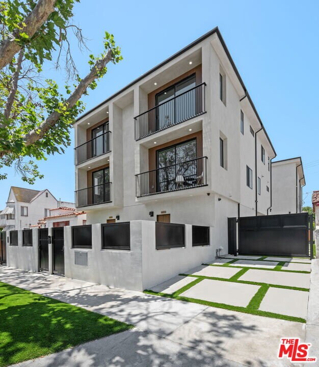 Building Photo - 837 1/2 North Detroit Street, Los Angeles, CA 90046 - 4 BR 4 BA house