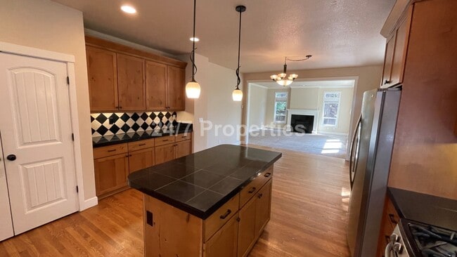 Building Photo - Stunning 4 BD | 2.5 BA Craftsman - Milwaukie