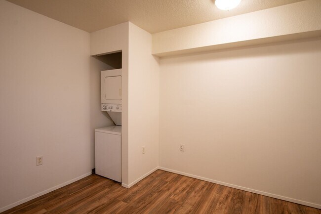 Building Photo - Top Floor 1Bdr w/Modern Appliances + Washe...