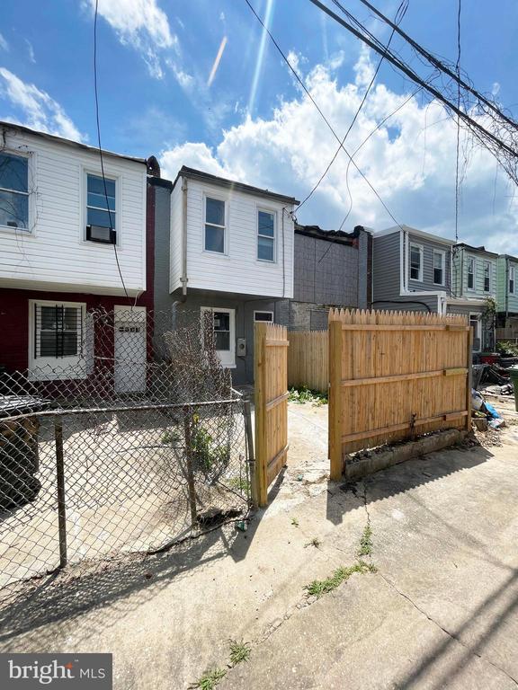 Building Photo - 1736 Darley Ave