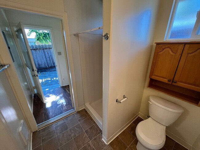 Building Photo - Great Student Housing.  3bd (Has been converted to 4 bedroom in past) 3bath house a block and a h...