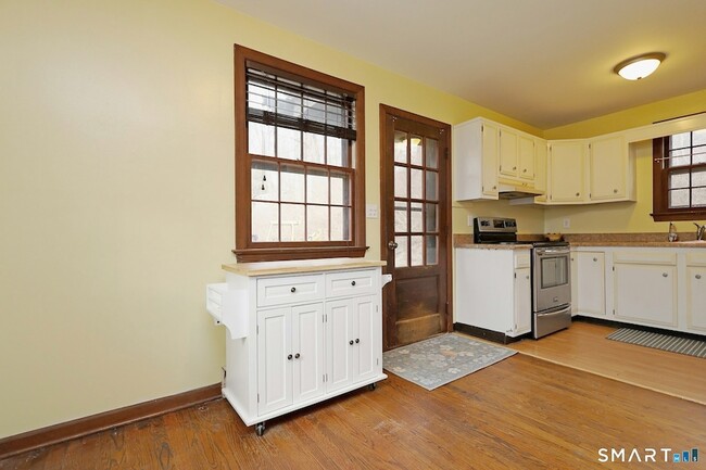 Building Photo - 380 Newtown Turnpike