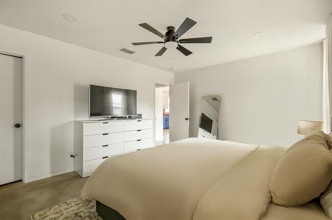 Building Photo - 9300 Meadow Vale