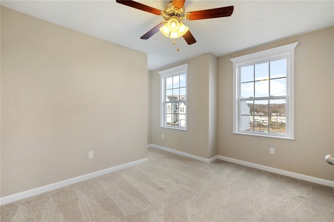 Building Photo - 2858 Canterbury Dr