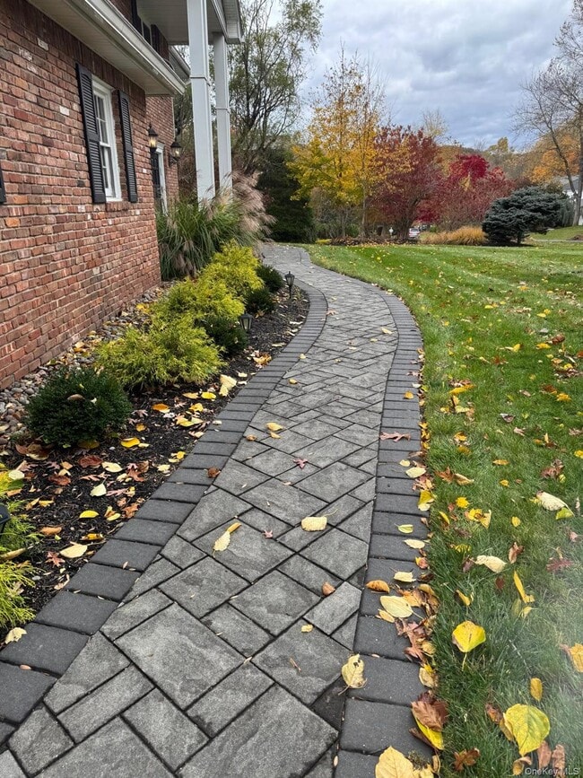 Building Photo - 24 Beaumont Dr